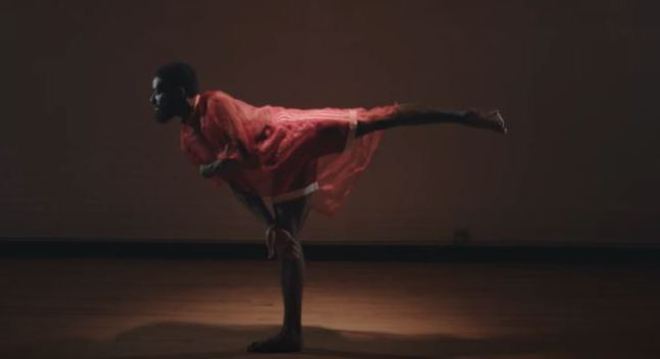 Conhecido por seu 'arabesque', Herman adapta as limitações  aos movimentos do balé