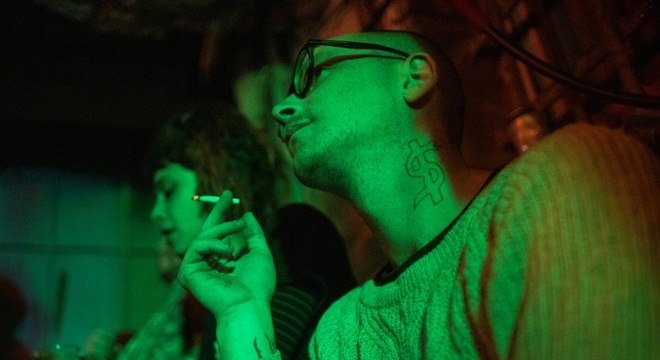 Homem fuma em bar escondido em porão de Jerusalém