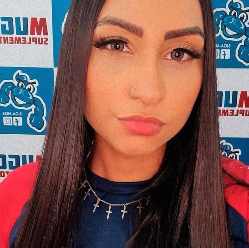 Jéssica Almeida Ramos Wehinger, de 28 anos, foi assassinada a tiros por seu ex-marido, o policial militar Roberto Belchior Wehinger, em maio deste ano. A vítima estava saindo da casa do atual namorado na Praia Grande (SP), em direção a São Vicente, um município vizinho, quando foi surpreendida pelo ex. Depois de balear a mulher, Roberto tirou a própria vida. A jovem tinha uma medida protetiva contra ele desde fevereiro por ter sofrido violência doméstica