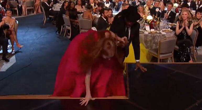 Jessica Chastain cai durante a cerimônia do SAG Awards 2023