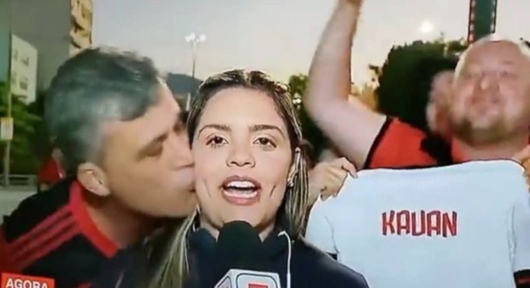 A repórter Jéssica Dias sendo assediada, ao vivo. Ele acabou preso. Beijo sem permissão é assédio