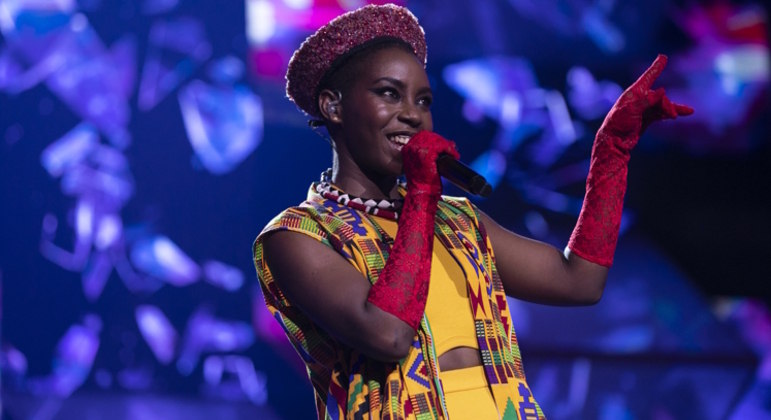 Candidata revelou que produz os looks com a filha e arrancou elogios no palco do Canta Comigo 5