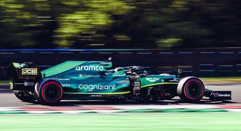 A piloto de 28 anos completou 26 voltas no circuito húngaro, com pista molhada, e foi elogiada por Robert Sattler, diretor do Programa de Evolução da Aston Martin. 