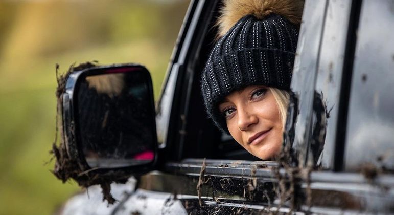 Fora da Fórmula 1, Jessica tem um currículo curioso. Ela foi dublê de piloto do filme de ação 