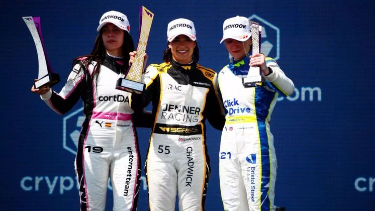 Além de Jessica Hawkins, Jamie Chadwick é outra piloto que foi revelada pela categoria W Series e assinou com uma equipe de Fórmula 1. A tricampeã da categoria faz parte de um programa da Williams, mas ainda não teve a oportunidade de pilotar o monoposto