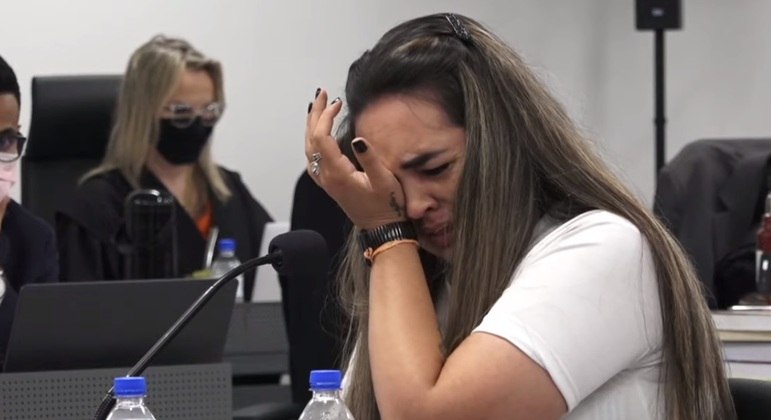 Jéssica Rosado chora durante depoimento