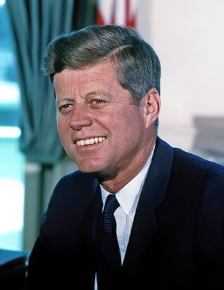 JFK nasceu em Brookline, Massachusetts, e governou os EUA de 1961 a 1963, quando foi assassinado.