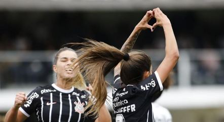 Jheniffer marcou dois gols do Corinthians sobre o Santos