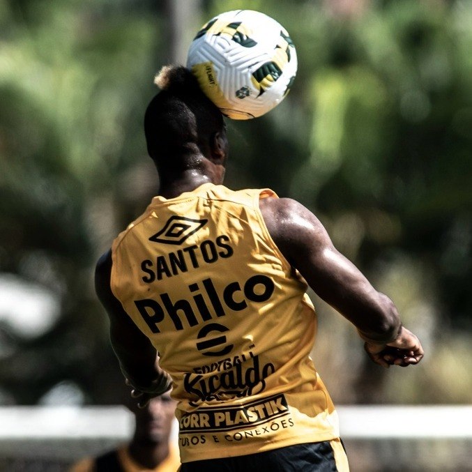 Jhojan Julio no último treino do Santos antes do jogo deste sábado