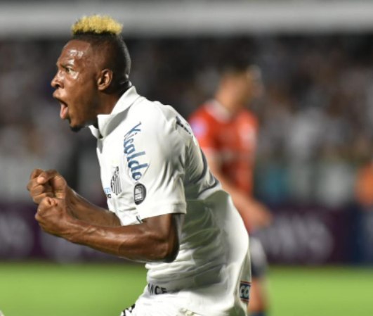 Palmeiras monitora o atacante Wesley Moraes, emprestado pelo Aston