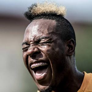 Equatoriano Jhojan Julio sorri em treino do Santos no CT Rei Pelé