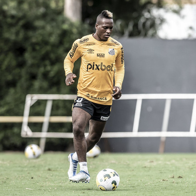 O meia-atacante Jhojan Julio em treino recente no CT Rei Pelé