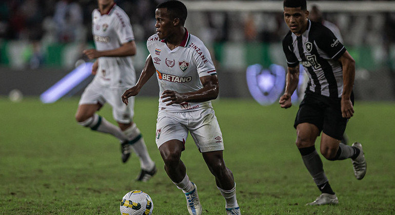 Jhon Arias durante duelo entre Botafogo e Fluminense, pelo Brasileirão