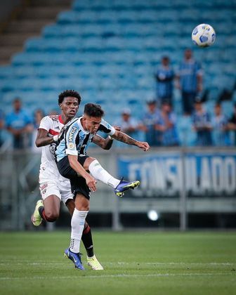 Jhonata Robert foi o nome do jogo entre Grêmio e São Paulo, no Brasileirão 2021. O jogador acertou o chute aos 48 minutos do segundo tempo para fechar a vitória do Grêmio, por 3 a 0. Na ocasião, Liziero perdeu a bola no campo de ataque, e o atacante do clube gaúcho aproveitou Volpi adiantado para balançar a rede.