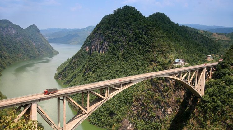 Jiangjiehe - 256m - Ponte em arco concreto sobre o rio Wu. Fica em Guizhou, província na China onde há outras pontes incrivelmente altas mostradas nesta galeria. Faz parte da estrada provincial S205 entre Weng'an e Honghuagang. 