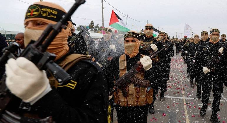 Integrantes da Jihad Islâmica participam de parada militar anti-Israel em Gaza