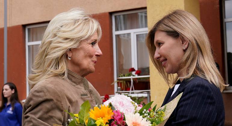 Jill Biden (à esquerda) entregou flores para Olena Zelenska neste Dia das Mães