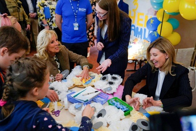 No Dia das Mães, em 8 de maio, Jill Biden visitou a Ucrânia, onde se encontrou com a primeira-dama do país, Olena Zelenska. Durante o compromisso oficial, ambas visitaram escolas e Jill entregou um buquê de flores a Zelenska, depois de um longo abraço entre as duas