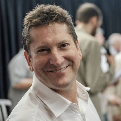 Jilmar Tatto (PT)Tatto é professor, historiador, empresário e o candidato do Partido dos Trabalhadores à Prefeitura de São Paulo. Foi deputado federal pelo mesmo partido por dois mandatos (2007-11) e (2011-15). No segundo, o paranaense deixou o cargo para assumir, em 1º de janeiro de 2013, a Secretaria Municipal de Transportes da capital paulista, no mandato de Fernando Haddad (PT). Tatto também foi deputado estadual entre 1999 e 2002