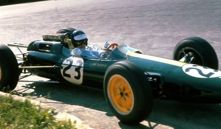 Jim ClarkDe novo na Lotus, em 1965, Clark ganhou o seu segundo título. A conquista aconteceu na sétima etapa da temporada, com a sexta vitória do escocês