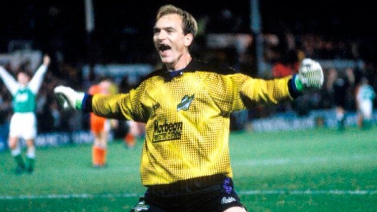 Jim Leighton (Escócia): 4 Copas do Mundo (1982, 1986, 1990 e 1998).