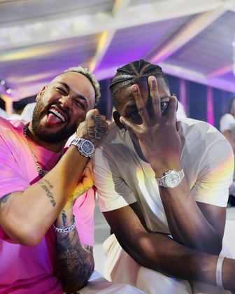 O encontro dos dois ocorreu durante o NeyChá, o chá revelação do bebê que Neymar terá com Bruna Biancardi, mais uma mostra de que Butler foi incorporado de vez pelo NeyVerso
