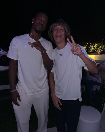 Falando naquele churras, Butler foi tietado por ninguém menos que o influenciador Xurrasco, fenômeno das dancinhas no Tik Tok!