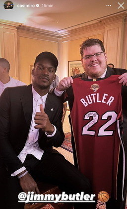 Além disso, Butler protagonizou uma disputa emocionante com o streamer Casimiro pelo troféu de Lionel Messi. O lote leiloado também valia 4 diárias em hotel no Rio de Janeiro e um jantar com a atriz Deborah Secco, que acabou sendo arrematado por Cazé por R$ 825 mil