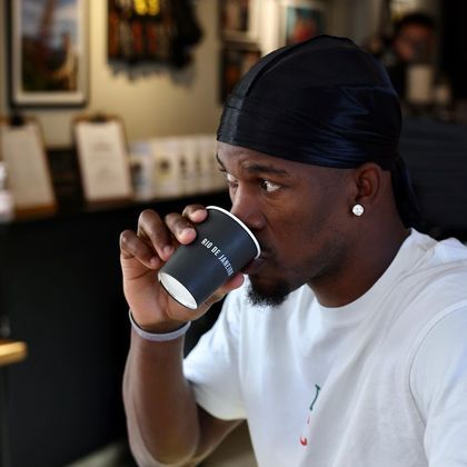 O astro da NBA, mesmo antes da visita de agora, já mostrava seu amor pelo Santos e pelo Flamengo, e fazia questão de encontrar jogadores brasileiros sempre que podia. Fato é que Jimmy Butler pode até ter nascido nos Estados Unidos, falar inglês e tudo mais, mas ele é brasileiro demais! 