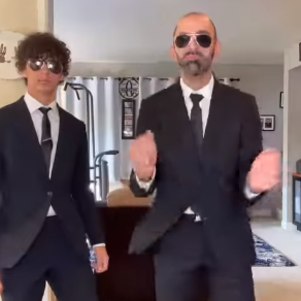 Música Doing It To Death agita dupla