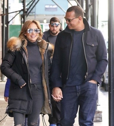 Jennifer Lopez e Alex Rodriguez não estão mais juntos. Segundo informação divulgada pelo site TMZ, nesta sexta-feira (12), o casal, que estava noivo desde 2019, colocou um ponto final no relacionamento de quatro anos. Além do ex-jogador de beisebol, a cantora teve outros romances que estamparam capas de revistas e viraram assunto na mídia; relembre