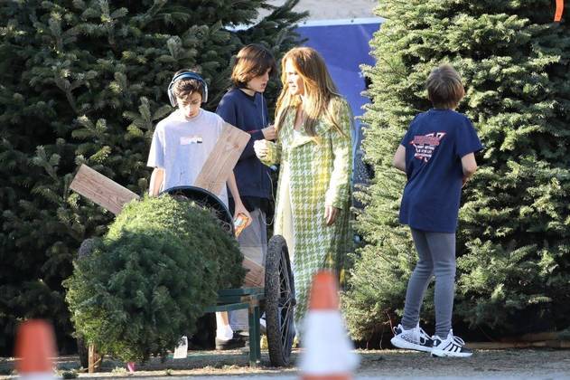 Curtindo a famíliaAlém da união feliz com Affleck, J.Lo tem aproveitado mais os momentos em família. Seja com os seus filhos gêmeos, os três herdeiros do ator, ou com todo mundo junto. Recentemente, a grande família foi vista comprando uma árvore de Natal gigantesca. As festas de fim de ano serão animadas na casa deles