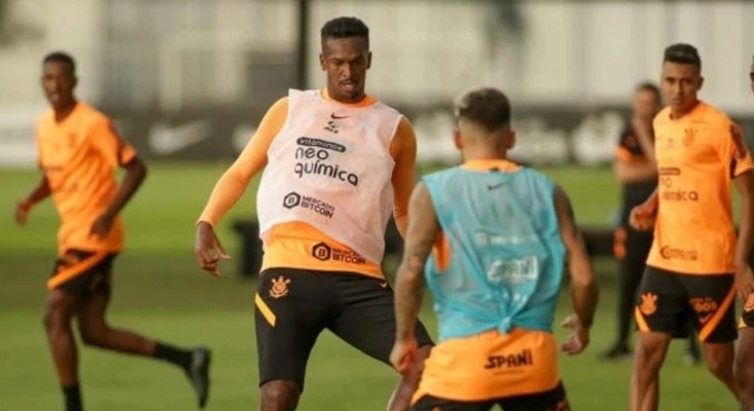 Jô em treino com bola com os demais companheiros de Corinthians