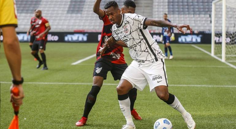 Corinthians bate o Athletico-PR fora de casa e se aproxima do G4 do Brasileirão
