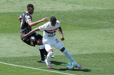 Jô disputa bola com o zagueiro Léo