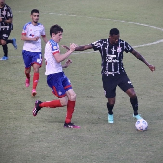 Jô é punido pelo Corinthians por jogar com chuteiras verdes
