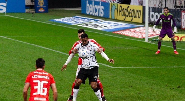 Análise: Corinthians mais ofensivo de Sylvinho mostra evolução