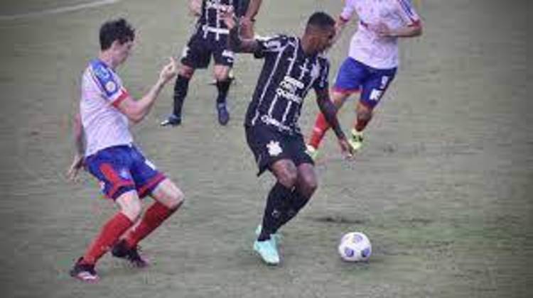 Jô - Em 2021, jogando contra o Bahia, o atacante corintiano usou uma chuteira em tons de verde. O atleta foi multado e proibido de utilizá-la em jogos e treinamentos.