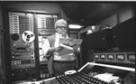 Na década de 1980, Jô apresentava um programa na Rádio Eldorado. Na foto, ele está no estúdio da emissora, em 1988