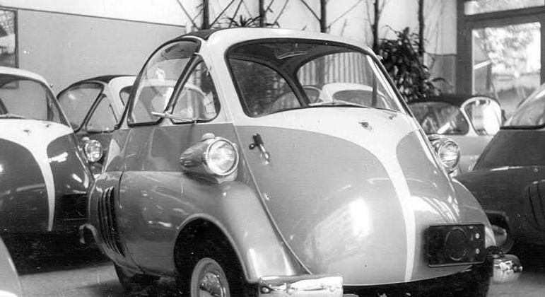 Romi Isetta em uma concessionária; modelo foi o primeiro carro de Jô Soares