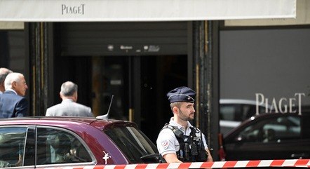 Políciais isolaram a área nos arredores da joalheria Piaget, em Paris