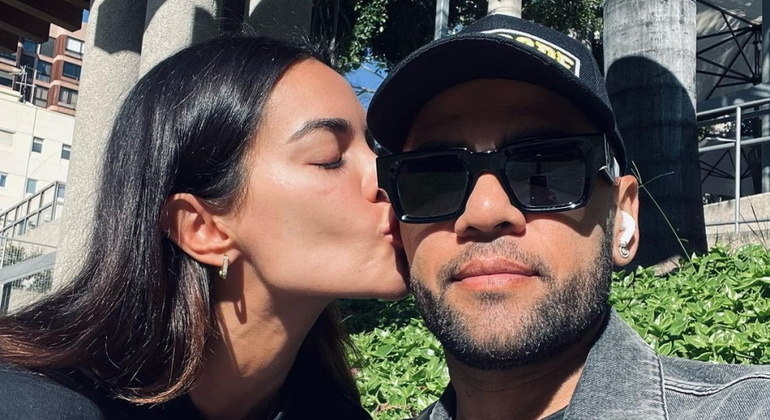 Daniel Alves e Joana Sanz estavam juntos desde 2015; em anúncio, modelo diz que amará o jogador para sempre
