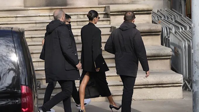 Joana Sanz foi depor cercada por guarda-costas. E complicou a situação legal de Daniel Alves. E a sua própria