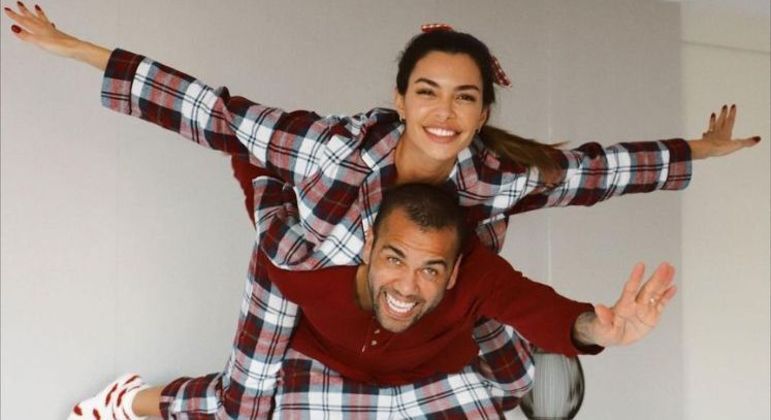 Modelo deixou de seguir Daniel Alves nas redes sociais e apagou as fotos com o jogador