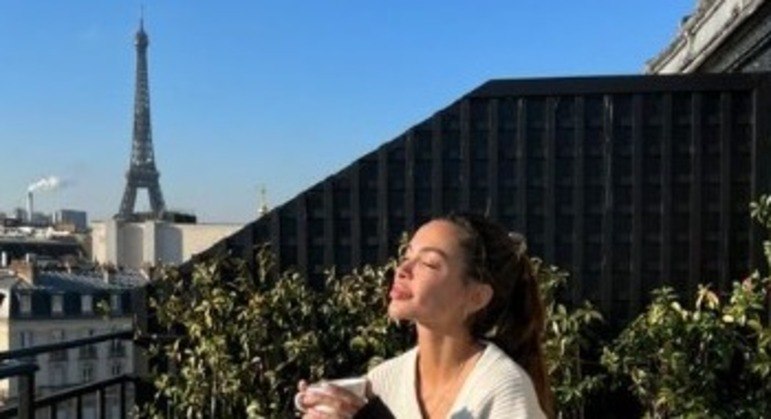 Joana Sanz, esposa de Alves, viaja para Paris (07/02/2023)Dias após a visita no presídio e sem respostas sobre a decisão da Audiência, a mulher de Daniel Alves viajou para Paris com uma amiga, para 