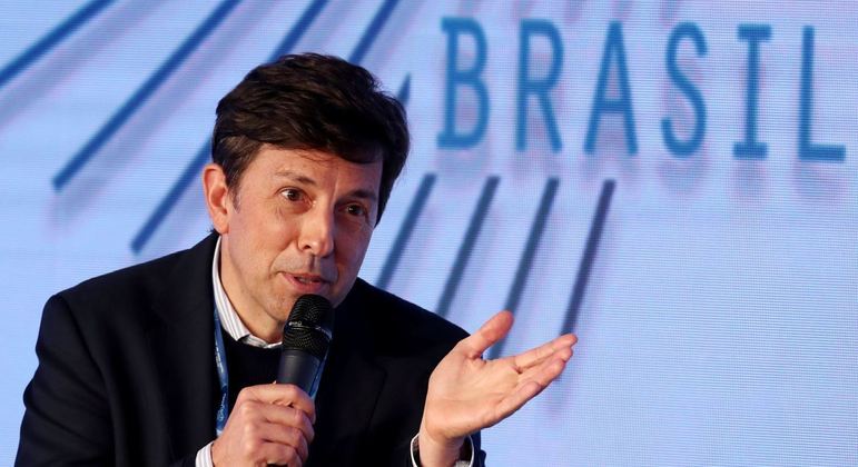 João Amoêdo, que declarou apoio a Lula durante a eleição, agora critica o presidente
