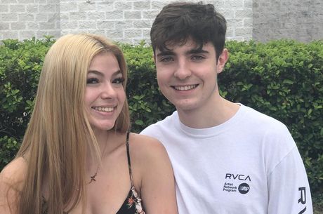 João posou ao lado da namorada 