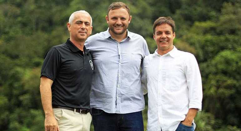 João Costa (E) ao lado de André Mazzuco, diretor, e Tiano Gomes, Gerente de Base