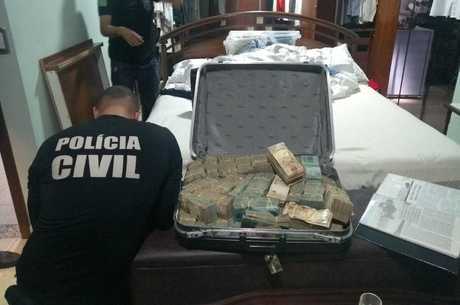 Polícia apreendeu dinheiro e pedras preciosas