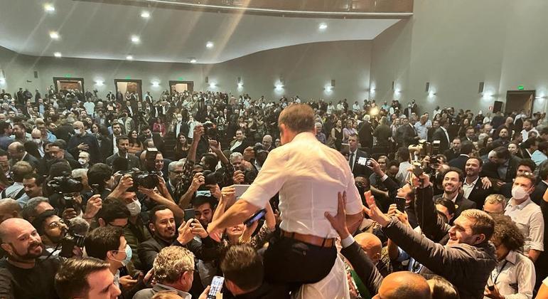 Doria é carregado por apoiadores